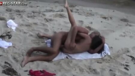Echte versteckte Schießerei am Strand