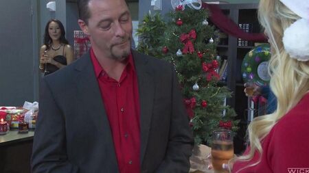 Lesbiani zog sich auf einer Neujahrsparty für Sex zurück