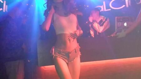 Asiatischer Twerk-Tanz eines japanischen Sexy-Girls mit knackigem Po in Jeans