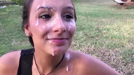 Hier ist eine Zusammenstellung von Spermaspritzern auf Mariah Leonnes Gesicht – diese Schlampe liebt es, eine ordentliche Ladung Sperma ins Gesicht zu bekommen
