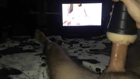 Masturbiert zu Pornos mit einem Masturbator
