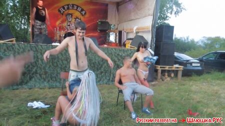 Russische Nutten haben die Jungs direkt neben der Rockbühne bedient! (heißes Porno, ekelhaftes Sexvideo, Pornovideo mit Stars, Blick unter den Rock)