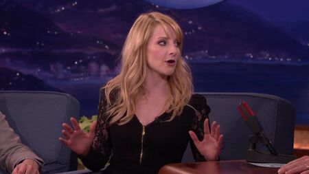 Melissa Rauch liebte es, für ihr Nackt-Double einzukaufen – Conan O’Brien Show
