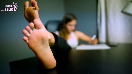 Fußfetisch am Arbeitsplatz, stinkende Füße, lange Zehen, sexy Fußanbetung, tschechische Fußsohlen HD-Pornos ноги фетиш футфетиш порно чешское