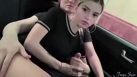 Im Auto einen geblasen und geschluckt