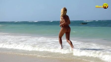 Jenny Scordamaglia beim Nacktstrandlauf auf Jamaika in HD