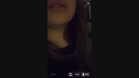 Betrunkene Mädchen, die sich auf Periscope ausziehen