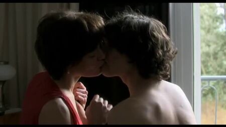 Echte Sexszene aus einem Film mit einer Mutter und ihrem Sohn [ Vintage-Kino, Promi, Hure, Schlampe, Porno, Titten, Milch, Mama, MILF, reife Frau, erzwungene Vergewaltigung, heiß ]