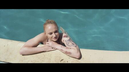 Sophie Turner – Sexy – Josie (2017) HD 1080p Web