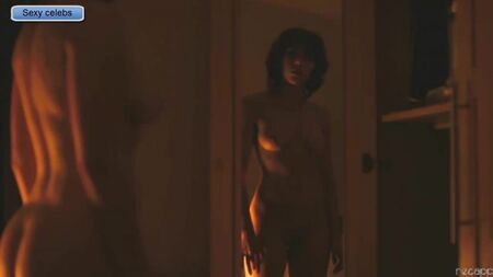 Die nackte Scarlett Johansson betrachtet sich im Spiegel / Nude Scarlett Johansson views herself in the mirror
