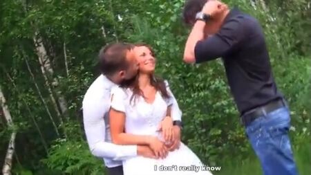 Ungewöhnliches russisches Porno auf einem Spaziergang mit einer jungen, hübschen Braut
