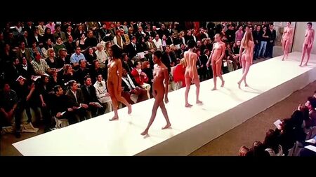 Nackte Models auf dem Laufsteg..mp4