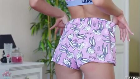 Ich habe die Freundinnen meiner Schwester gevögelt, Eva Elfi, Eva Elfi Porno, auf Russisch