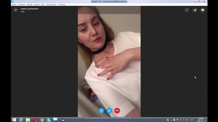 Russisches Mädchen zeigt nackt ihre Brüste und ihre Vagina auf Skype – Moskau