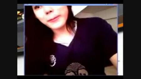 Nong Paeng, ein „SB-Girl“ des Buriram FC, zeigt ihre üppige Oberweite mit rosa Brustwarzen und ihre schöne Vagina und stellt ihre Sinnlichkeit vor einer Camfrog-Kamera zur Schau