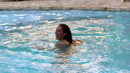 Die nackte Marnie Simpson badet nackt mit ihrer Verabredung Jen, während Casey die Spielverderberin spielt – Single AF 103 (MTV UK) 1080p