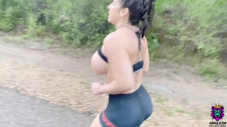 Yinyleon – Nackt joggen ist gut für das Sexleben mit der Sex-Frau [PornHub]