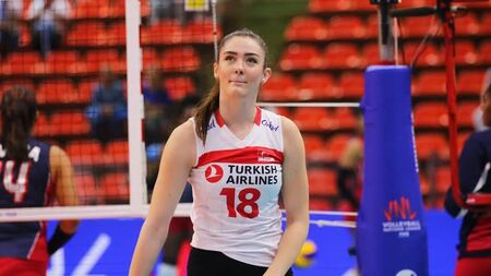 Die schöne und talentierte Volleyballspielerin Zehra Gunes (HD)