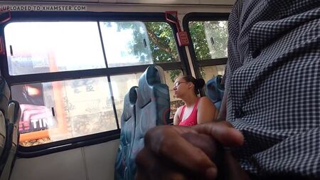 Handjob im Bus für ein junges Mädchen