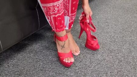 [Shoes Of Hollywood] Ashley probiert die roten Satin-Stilettos „DELIGHT-668“ von Pleaser in einem Trainingsanzug mit Bandana-Paisley-Muster aus