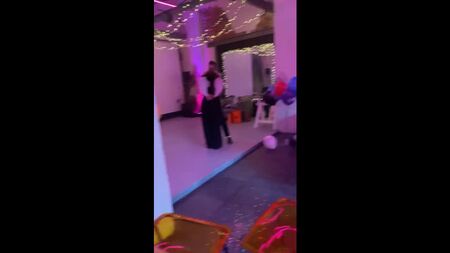 Yulik und Dasha Kaplan tanzen auf der Hochzeit
