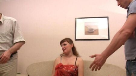 Doppelter Blowjob von einer alten Frau