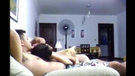 Am Abend beschlossen sie wie immer, auf der Couch zu ficken