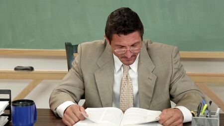 Der Schüler saugte den Lehrer für eine gute Bewertung