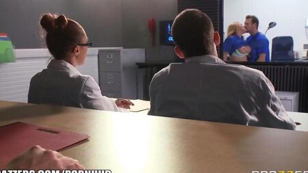 Der Doktor fickt ein Mädchen der Praktikanten in der Praxis in ihrem Büro