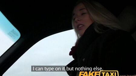 Amateursex mit einer Blondine in einem Auto
