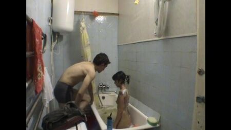 Schwester und Bruder sind Inzest im Badezimmer