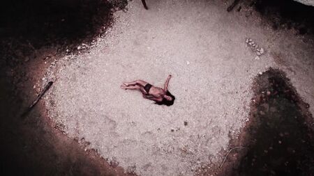 Sara Tomko, Brittany Angley nackt – The Leftovers (2015) Staffel 2, Folge 1 (1080p)