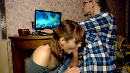 Porno-Video: Junge Russinnen versohlen einer Kasachin den Hintern
