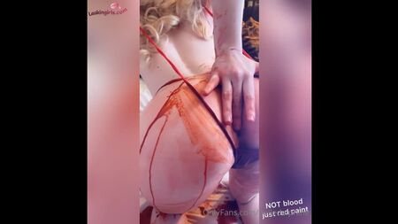 Belle Delphine fingert sich in den Arsch – Kunstblut