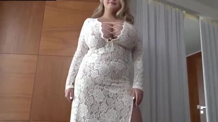 Heiße Blondine mit großen Brüsten