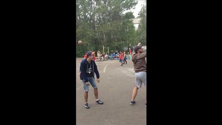 Die Betreuer Vanya und Ilya führen den Tanz „Soku soku bachi bachi“ vor)))) Schauen wir zu und lernen wir dazu)