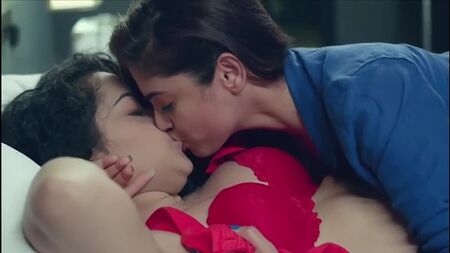 Naina Ganguly und Apsara Rani in RGVs Lesbenfilm „Dangerous“