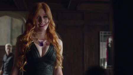 Emeraude Toubia, Katherine McNamara – Sexy – Shadowhunters (2016) Stb. 1, Folge 4