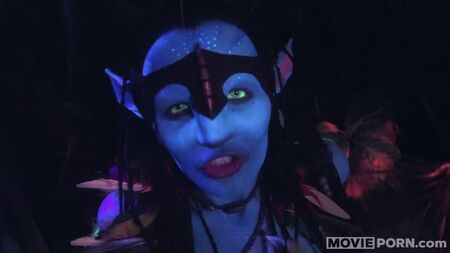 [MoviePorn] Zoe Saldana — Porndora [Avatar, 2009] [POV, Nur Sex, Uniform