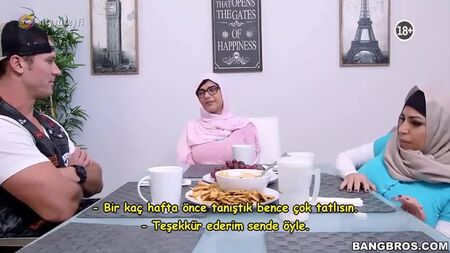 Stiefmutter mit Kopftuch verführt den Freund ihrer Tochter (mit türkischen Untertiteln)