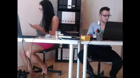 Waghalsiger Nackt-Auftritt vor der Webcam im Büro