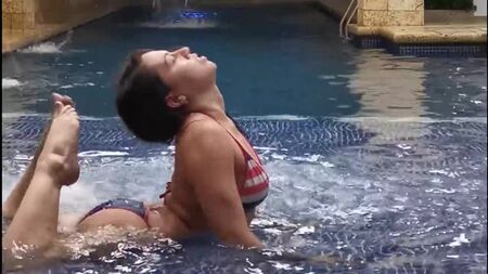 VaneYoga im Schwimmbad – FLOW OHNE AUFWÄRMEN