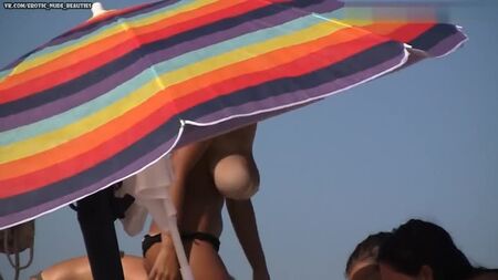 Strand mit großen Brüsten und oben ohne