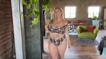 Ellana Bryan hinter den Kulissen bei Fashion Nova Curve – 4K