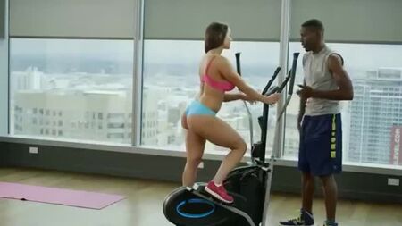 Kendra Lust im Fitnessstudio