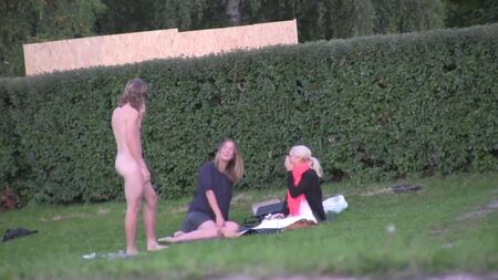 Nackter Mann, der Frauen anbaggert. CFNM, Voyeur