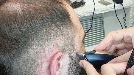 So schneidest du einen Vokuhila __ Anleitung für den Vokuhila-Haarschnitt __ Moderner Vokuhila mit starkem Taper __ Frisur & Haarschnitt