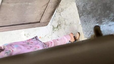 Schau dir das vollständige Video an, in dem das Dorfmädchen völlig nackt im Bach badet