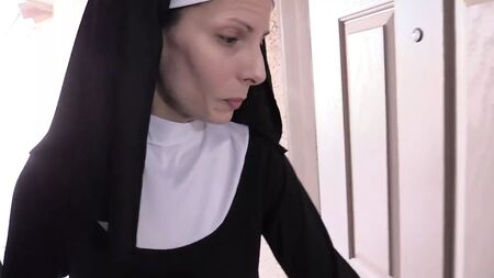 Verrückte Nonne fickt in Strümpfen