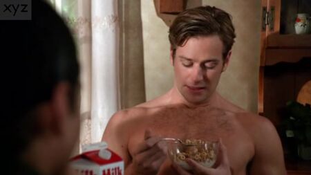 Armie Hammer mit nacktem Oberkörper in „Reaper“